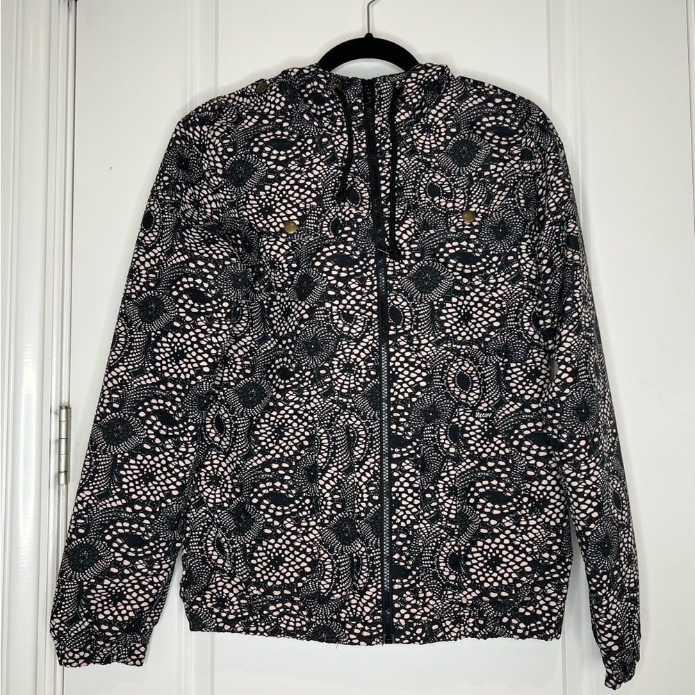 Volcom Enemy Lines Jacket Hooded Windbreaker Raincoat women’s size S Outdoors